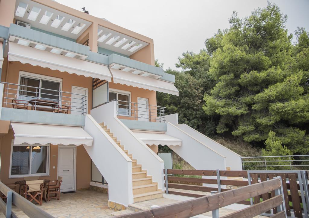 Aperanto House Paralia Loutsas Bagian luar foto
