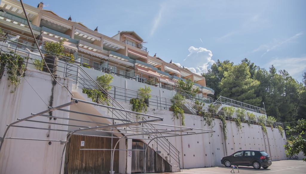 Aperanto House Paralia Loutsas Bagian luar foto